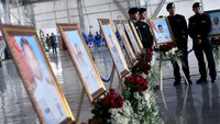 Diketahui, sebanyak 53 prajurit KRI Nanggala-402 yang gugur di medan tugas mendapatkan anugerah Tanda Kehormatan Republik Indonesia dan kenaikan pangkat luar biasa.