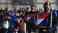 Penganugerahan Tanda Kehormatan Republik Indonesia dan kenaikan pangkat luar biasa itu diselenggarakan di Hanggar Lanudal Juanda Surabaya di Sidoarjo, Jawa Timur.