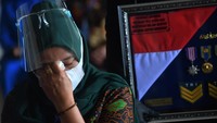 Sesekali anggota keluarga dari awak kapal selam yang tenggelam di perairan utara Bali tersebut mengusap air mata saat menghadiri penganugerahan Tanda Kehormatan Republik Indonesia dan kenaikan pangkat luar biasa untuk para awak KRI Nanggala-402.