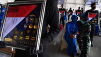 Seorang prajurit TNI AL menghibur keluarga korban tenggelamnya KRI Nanggala 402 saat Penganugerahan tanda kehormatan dan kenaikan pangkat luar biasa prajurit KRI Nanggala-402 di Pusat Penerbangan TNI Angkatan Laut, Sidoarjo, Jawa Timur, Kamis (29/4/2021).