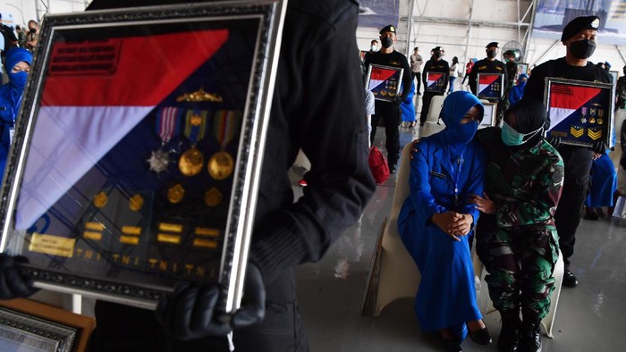 Momen Penganugerahan Tanda Kehormatan untuk Awak KRI Nanggala-402 Sebanyak 53 awak KRI Nanggala-402 dianugerahkan Tanda Kehormatan Republik Indonesia. Penganugerahan itu digelar di Pusat Penerbangan TNI Angkatan Laut, Sidoarjo