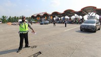 Personel Polresta Cirebon menghentikan kendaraan yang keluar dari gerbang Tol Cipali saat simulasi penyekatan larangan mudik di Palimanan, Cirebon, Jawa Barat, Kamis (29/4/2021). Polda Jawa Barat menyiapkan 158 titik penyekatan selama penetapan larangan mudik Hari Raya Idul Fitri 1442 Hijriyah. ANTARA FOTO/Dedhez Anggara
