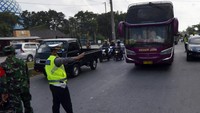 Petugas gabungan Satgas COVID-19 Kota Bandar Lampung memberhentikan dan memeriksa kendaraan asal luar Lampung yang melintas memasuki wilayah Kota Bandar Lampung, Lampung, Rabu (28/4/2021). ANTARA FOTO/Ardiansyah