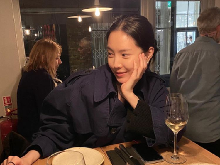 Cantiknya Naeun APINK Saat Ngopi dan Makan Kentang Goreng