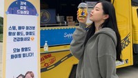 Ia juga seorang aktris yang beberapa kali sukses membintangi drama dan film. Begini cantiknya ia saat berpose di depan kiriman coffee truck untuknya. Foto: Instagram @marcellasne_