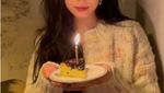 Cantiknya Naeun APINK Saat Ngopi dan Makan Kentang Goreng