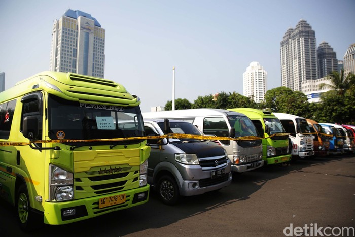 Polisi mengamankan 115 kendaraan yang digunakan untuk travel gelap. Kendaraan ini nekat membawa pemudik meski ada larangan mudik.