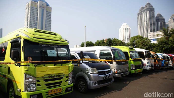 Polisi mengamankan 115 kendaraan yang digunakan untuk travel gelap. Kendaraan ini nekat membawa pemudik meski ada larangan mudik.