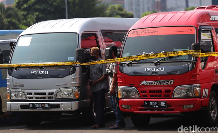 Polisi mengamankan 115 kendaraan yang digunakan untuk travel gelap. Kendaraan ini nekat membawa pemudik meski ada larangan mudik.