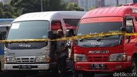Seluruh kendaraan tersebut berpelat hitam dan tidak memiliki izin trayek untuk tujuan tertentu.