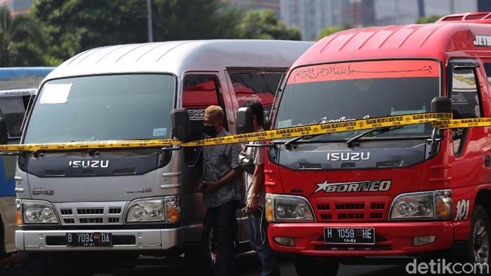 Polisi mengamankan 115 kendaraan yang digunakan untuk travel gelap. Kendaraan ini nekat membawa pemudik meski ada larangan mudik.