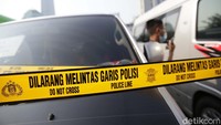 Garis polisi dipasang di depan ratusan kendaraan yang dijadikan travel gelap.