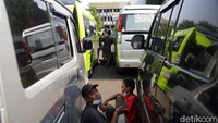 Penumpang yang berangkat menggunakan travel gelap ini tidak diwajibkan untuk swab antigen. Tempat duduk yang digukan juga tidak ada jeda sehingga sangat membahayakan.