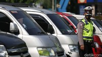 Tarif yang dikenakan para travel ini juga yang dikenakan cukup mahal. Misalnya untuk ke Jawa Tengah perorang dikenakan biaya Rp350-400 ribu sekali jalan sedangkan tarif resminya hanya Rp200-250 ribu sekali jalan.