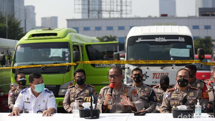 Polisi mengamankan 115 kendaraan yang digunakan untuk travel gelap. Kendaraan ini nekat membawa pemudik meski ada larangan mudik.