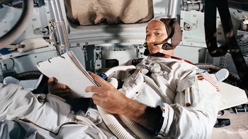 Collins melakukan persiapan akhir sebelum melesat ke Bulan. Foto: NASA
