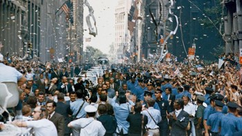Kru Apollo 11 disambut bak pahlawan oleh ribuan warga yang menyemut di jalanan. Foto: NASA
