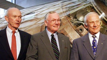 Aldrin yang kini menjadi satu-satunya astronaut dalam misi Apollo 11 yang masih hidup, menyampaikan rasa kehilangan rekan krunya dalam sebuah tweet. Dear Mike, di manapun kau pernah atau akan berada, kau akan selalu memiliki nyala api yang dengan cekatan membawa kami ke ketinggian baru dan ke masa depan. Kami akan merindukanmu. Semoga kau beristirahat dengan damai. #Apollo11, tulisnya. Foto: AP