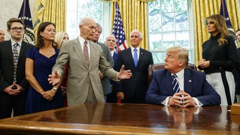 Collins memiliki karier yang panjang, bahkan di luar NASA. Selama 90 tahun di Bumi dan di luar Bumi, ia pernah menjabat sebagai kolonel Angkatan Udara, kepala biro urusan publik Departemen Luar Negeri, dan direktur Museum Udara dan Luar Angkasa Nasional Smithsonian. Foto: AP