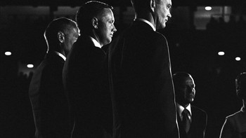 Setelah misi Apollo 11, Collins diberi julukan informal, astronaut yang terlupakan dan melanjutkan untuk menulis beberapa buku, termasuk memoar tahun 1974 berjudul Carrying the Fire, di mana dia menghidupkan kembali perasaan kesepian saat modul Columbia-nya terbang menuju ke kedalaman dan kegelapan terpencil di sisi jauh Bulan. Foto: AP