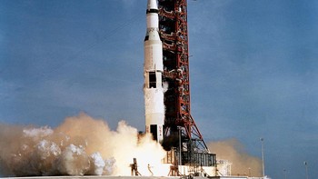 Pada 16 Juli 1969, misi Apollo 11 melesat dengan roket terkuat di dunia pada saat itu, Saturn V. Foto: NASA