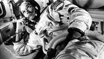 Collins sering terlupakan karena dalam misi Apollo 11 tahun 1969, dia bertugas sebagai pilot modul komando Columbia yang tinggal di orbit sekitar Bulan. Sementara rekan krunya, Neil Armstrong dan Buzz Aldrin, turun ke permukaan bulan dan menjadi dua manusia pertama yang menginjakkan kaki di Bulan. Foto: AP