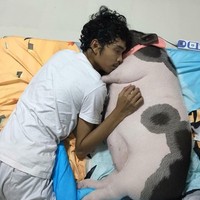 Pattanadon Taesakul setiap malam tidur bersama babinya di ranjang yang sama. Dan kata Pattanadon, babinya makan seperti manusia. Sang babi suka makan pizza, pasta hingga nasi goreng. Foto: Dok. Facebook Junior the Evil Pig, AFP, thisisprimary