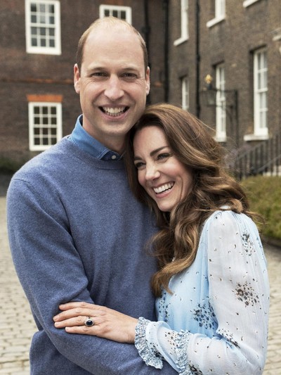 Pangeran William dan Kate Middleton Ulang Tahun Pernikahan ke-10 In this photo provided by Camera Press and released Wednesday, April 28, 2021, is Britains Prince William and Kate, Duchess of Cambridge, at Kensington Palace photographed this week in London, England. The Duke and Duchess of Cambridge celebrate their tenth wedding anniversary on Thursday, April 29. (Chris Floyd/Camera Press/PA via AP)