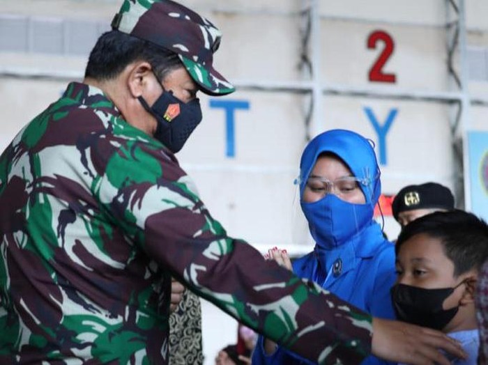 Panglima TNI Marsekal Hadi Tjahjanto temui keluarga kru KRI Nanggala-402 di Surabaya, Jatim