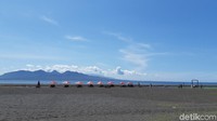 Pantai ini memiliki pasir hitam yang eksotis. 