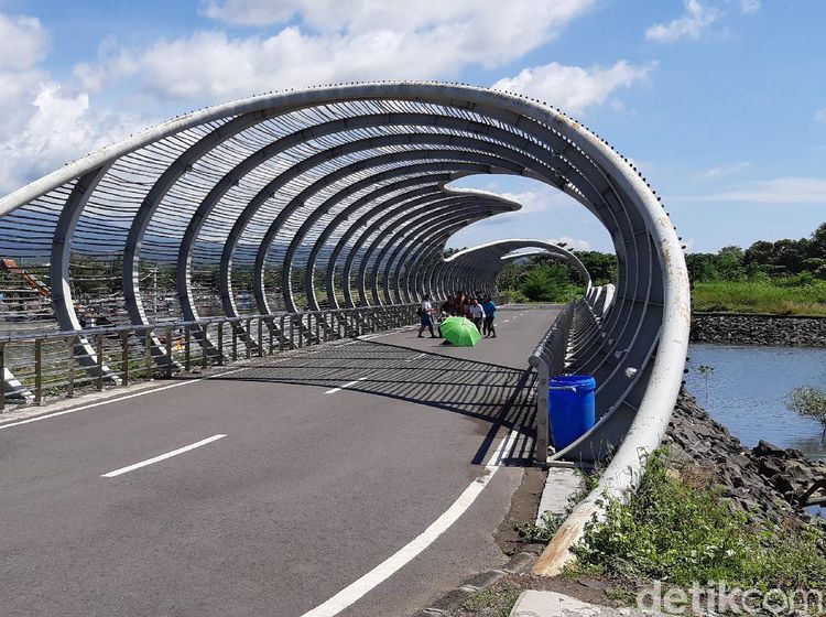 Foto Pantai Paling Ikonik di Banyuwangi
