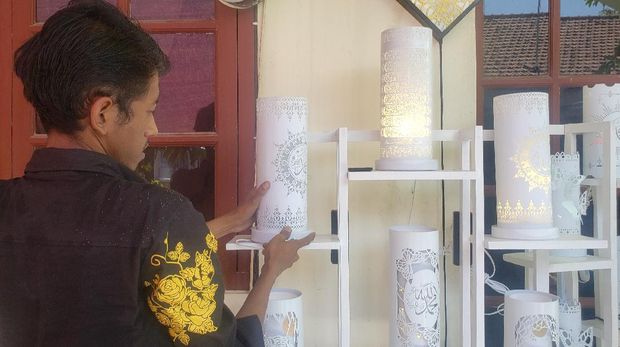 paralon bekas disulap menjadi aneka lampu kaligrafi hias cantik dan bernilai seni tinggi
