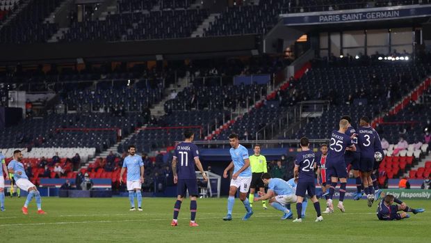 PARIS, FRANCE - APRIL 28: Riyad Mahrez of Manchester City scores their side's second goal during the UEFA Champions League Semi Final First Leg match between Paris Saint-Germain and Manchester City  at Parc des Princes on April 28, 2021 in Paris, France. Sporting stadiums around France remain under strict restrictions due to the Coronavirus Pandemic as Government social distancing laws prohibit fans inside venues resulting in games being played behind closed doors. (Photo by Alex Grimm/Getty Images)