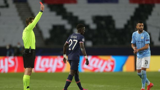 PARIS, FRANCE - APRIL 28: Idrissa Gueye of Paris Saint-Germain is shown a red card by Referee Felix Brych during the UEFA Champions League Semi Final First Leg match between Paris Saint-Germain and Manchester City  at Parc des Princes on April 28, 2021 in Paris, France. Sporting stadiums around France remain under strict restrictions due to the Coronavirus Pandemic as Government social distancing laws prohibit fans inside venues resulting in games being played behind closed doors. (Photo by Alex Grimm/Getty Images)