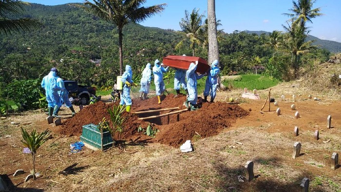 pemakaman pasien COVID-19 di Ponorogo