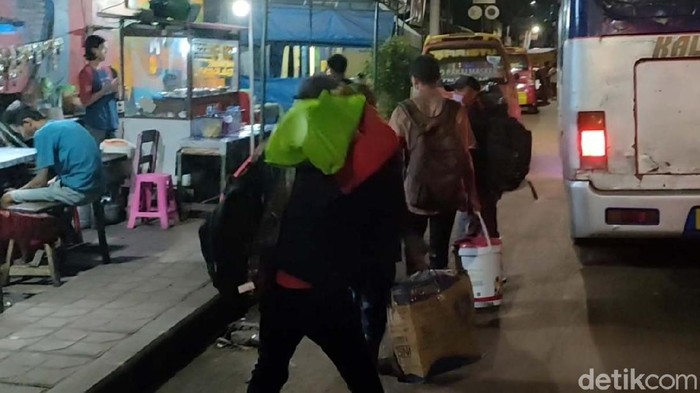 Geliat pemudik dari Jakarta asal Pekalongan dan sekitarnya sudah mulai terlihat dalam empat hari terakhir ini. Para pemudik banyak sudah tiba di perempatan Gumawang, Wiradesa, Pekalongan.