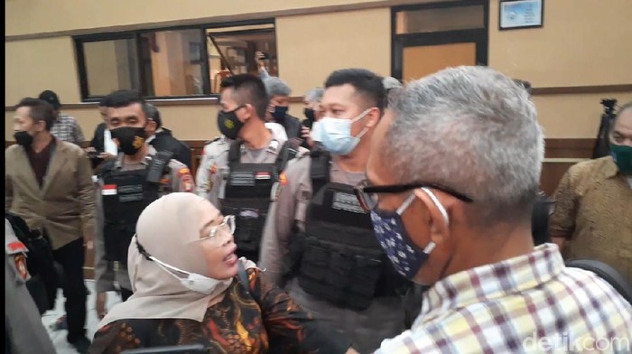 Pendukung Syahganda terlibat keributan usai pembacaan vonis (Yulida/detikcom)