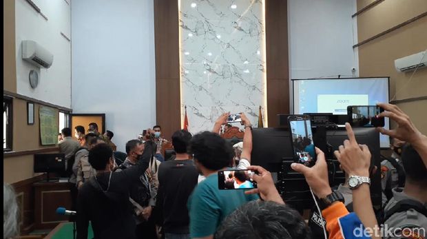 Pendukung Syahganda terlibat keributan usai pembacaan vonis (Yulida/detikcom)