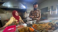 Penyetan Bang Ali berdiri tahun 2000. Seiring waktu, rumah makan ini terkenal karena pilihan sambalnya yang variatif. Foto: detikfood