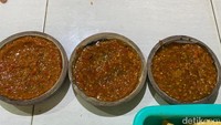 Ada 3 jenis sambal di sini. Level tidak pedas, sedang, dan pedas. Untul level pedas memakai cabai rawit saja, tanpa tomat. Foto: detikfood