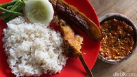 Begini nikmatnya nasi hangat dengan lauk penyetan. Sengatan pedas sambalnya dijamin nikmat! Foto: detikfood