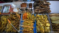 Mampir ke sini kamu akan disuguhi beragam lauk penyetan. Mulai dari tahu tempe, ayam, ceker ayam, ati ampela, ikan lele, ikan mujair, ikan pari asap, bebek, bakso, hingga beragam sate seperti udang dan usus ayam. Foto: detikfood