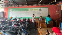 Penyetan Bang Ali punya dua lokasi di Surabaya. Pusatnya di Jalan Raya Kupang Indah yang menempati warung tenda kaki lima. Ada juga cabang 24 jam di Jalan Simpang Darmo Permai Utara No.22. Foto: detikfood