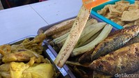 Penggemar terong juga bisa puaskan selera nih. Siapa yang suka terong dengan sambal penyet khas Surabaya? Foto: detikfood