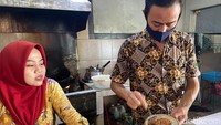 Sementara sambal sedang dibuat dengan campuran tomat dan sambal tidak pedas hanya dibuat dari cabai merah besar dan tomat. Foto: detikfood