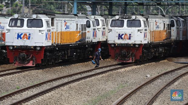 Pekerja beraktivitas melakukan perawatan rutin pada lokomotif di Depo Kereta Cipinang, Jakarta, Kamis (29/4). Terkait aturan larangan mudik yang ditetapkan pemerintah, PT Kereta Api Indonesia (Persero) atau KAI akan memaksimalkan pengoperasian lokomotif untuk membawa gerbong angkutan logistik dan barang, terutama jika nantinya pemerintah melarang/membatasi pengoperasian kereta penumpang. Saat ini KAI sedang menunggu aturan rinci dan arahan dari Kementerian Perhubungan. Seperti diketahui pada ramadan hingga Lebaran nanti, jumlah penumpang KAI diperkirakan anjlok lantaran pemerintah melarang kegiatan mudik. Hingga saat ini PT Kereta Api Indonesia (Persero) atau KAI masih menunggu arahan lebih lanjut dari pemerintah terkait pengaturan transportasi Mudik Hari Raya Idul Fitri pada Mei 2021. Terkait larangan mudik Lebaran 2021 oleh pemerintah, KAI pun menyatakan belum ada pembatalan tiket untuk mudik karena penjualan KA jarak jauh baru dibuka sampai 30 April 2021.Sejauh ini, penjualan tiket kereta pun masih normal, atau belum ada peningkatan yang signifikan. (CNBC Indonesia/ Muhammad Sabki)