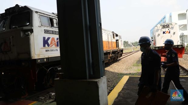 Pekerja beraktivitas melakukan perawatan rutin pada lokomotif di Depo Kereta Cipinang, Jakarta, Kamis (29/4). Terkait aturan larangan mudik yang ditetapkan pemerintah, PT Kereta Api Indonesia (Persero) atau KAI akan memaksimalkan pengoperasian lokomotif untuk membawa gerbong angkutan logistik dan barang, terutama jika nantinya pemerintah melarang/membatasi pengoperasian kereta penumpang. Saat ini KAI sedang menunggu aturan rinci dan arahan dari Kementerian Perhubungan. Seperti diketahui pada ramadan hingga Lebaran nanti, jumlah penumpang KAI diperkirakan anjlok lantaran pemerintah melarang kegiatan mudik. Hingga saat ini PT Kereta Api Indonesia (Persero) atau KAI masih menunggu arahan lebih lanjut dari pemerintah terkait pengaturan transportasi Mudik Hari Raya Idul Fitri pada Mei 2021. Terkait larangan mudik Lebaran 2021 oleh pemerintah, KAI pun menyatakan belum ada pembatalan tiket untuk mudik karena penjualan KA jarak jauh baru dibuka sampai 30 April 2021.Sejauh ini, penjualan tiket kereta pun masih normal, atau belum ada peningkatan yang signifikan. (CNBC Indonesia/ Muhammad Sabki)