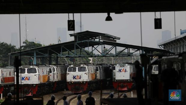 Pekerja beraktivitas melakukan perawatan rutin pada lokomotif di Depo Kereta Cipinang, Jakarta, Kamis (29/4). Terkait aturan larangan mudik yang ditetapkan pemerintah, PT Kereta Api Indonesia (Persero) atau KAI akan memaksimalkan pengoperasian lokomotif untuk membawa gerbong angkutan logistik dan barang, terutama jika nantinya pemerintah melarang/membatasi pengoperasian kereta penumpang. Saat ini KAI sedang menunggu aturan rinci dan arahan dari Kementerian Perhubungan. Seperti diketahui pada ramadan hingga Lebaran nanti, jumlah penumpang KAI diperkirakan anjlok lantaran pemerintah melarang kegiatan mudik. Hingga saat ini PT Kereta Api Indonesia (Persero) atau KAI masih menunggu arahan lebih lanjut dari pemerintah terkait pengaturan transportasi Mudik Hari Raya Idul Fitri pada Mei 2021. Terkait larangan mudik Lebaran 2021 oleh pemerintah, KAI pun menyatakan belum ada pembatalan tiket untuk mudik karena penjualan KA jarak jauh baru dibuka sampai 30 April 2021.Sejauh ini, penjualan tiket kereta pun masih normal, atau belum ada peningkatan yang signifikan. (CNBC Indonesia/ Muhammad Sabki)