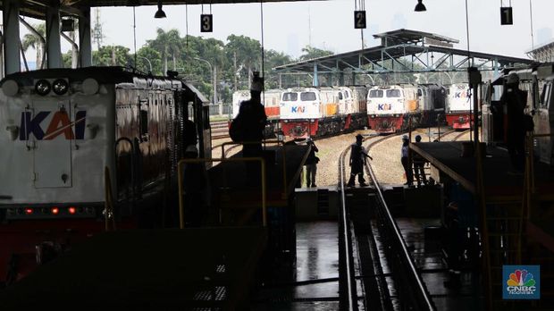 Pekerja beraktivitas melakukan perawatan rutin pada lokomotif di Depo Kereta Cipinang, Jakarta, Kamis (29/4). Terkait aturan larangan mudik yang ditetapkan pemerintah, PT Kereta Api Indonesia (Persero) atau KAI akan memaksimalkan pengoperasian lokomotif untuk membawa gerbong angkutan logistik dan barang, terutama jika nantinya pemerintah melarang/membatasi pengoperasian kereta penumpang. Saat ini KAI sedang menunggu aturan rinci dan arahan dari Kementerian Perhubungan. Seperti diketahui pada ramadan hingga Lebaran nanti, jumlah penumpang KAI diperkirakan anjlok lantaran pemerintah melarang kegiatan mudik. Hingga saat ini PT Kereta Api Indonesia (Persero) atau KAI masih menunggu arahan lebih lanjut dari pemerintah terkait pengaturan transportasi Mudik Hari Raya Idul Fitri pada Mei 2021. Terkait larangan mudik Lebaran 2021 oleh pemerintah, KAI pun menyatakan belum ada pembatalan tiket untuk mudik karena penjualan KA jarak jauh baru dibuka sampai 30 April 2021.Sejauh ini, penjualan tiket kereta pun masih normal, atau belum ada peningkatan yang signifikan. (CNBC Indonesia/ Muhammad Sabki)