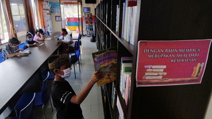Perpustakaan Desa Jadi Obat Rindu Sekolah Tatap Muka Siswa belajar secara daring dengan memanfaatkan fasilitas wifi gratis di perpustakaan desa.